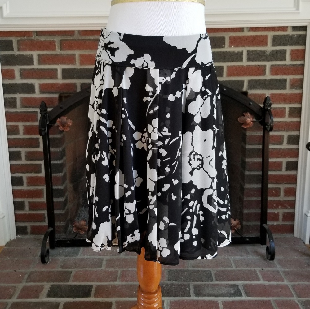 Buy2 Get 1 FREE!!⭐️ Black & White Floral Skirt